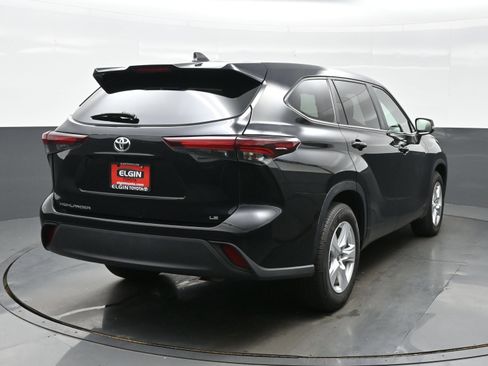 Used 2024 Toyota Highlander LE FWD image 5