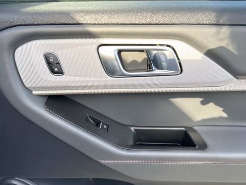 Used 2025 Ford Explorer Active w/ Active Comfort Package image 15