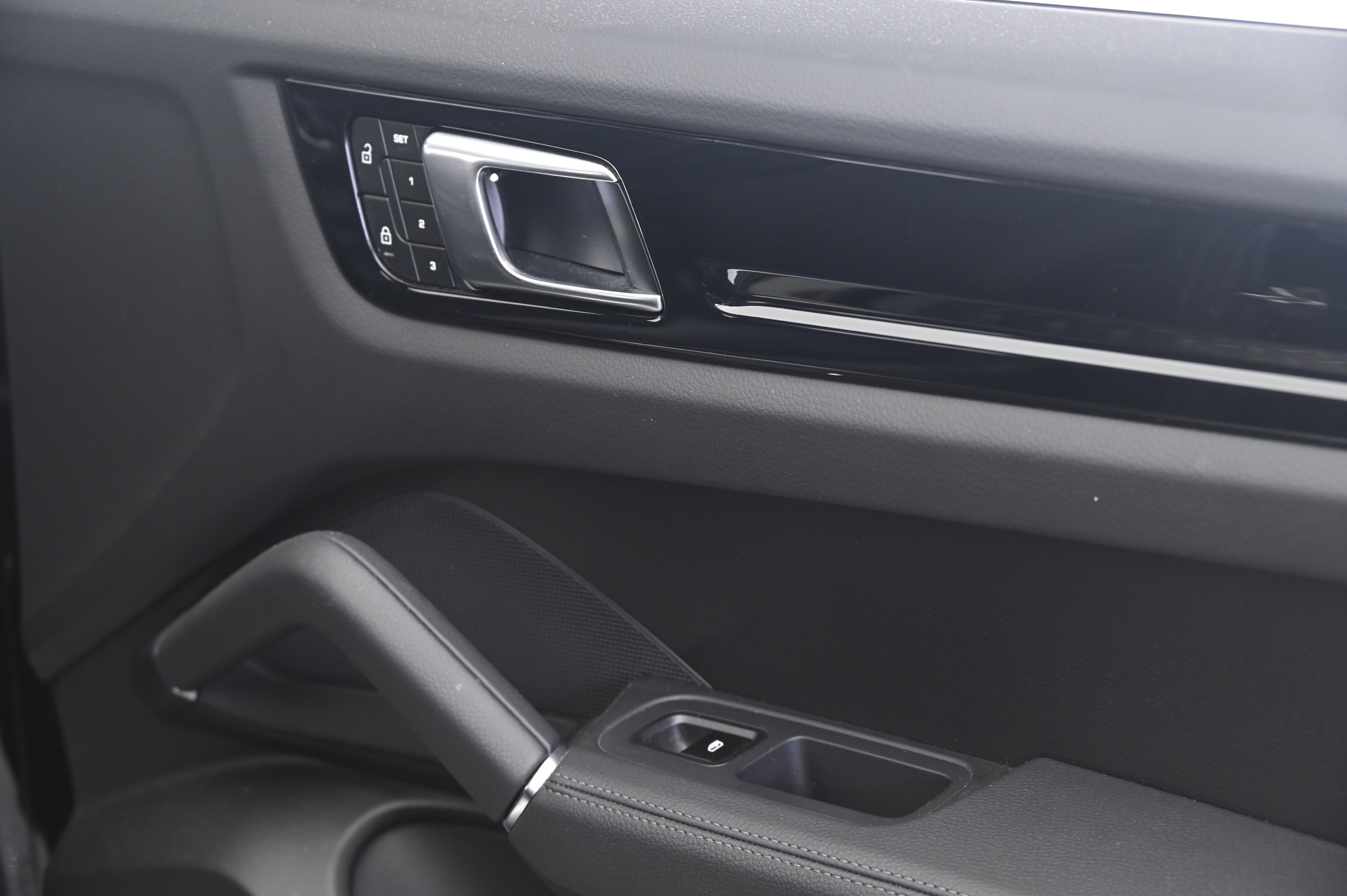 Certified 2023 Porsche Cayenne AWD/4WD image 21