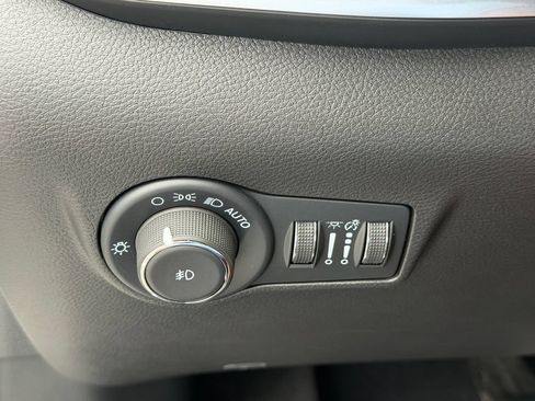 Used 2025 Jeep Compass Latitude w/ Sun & Sound Group AWD/4WD image 37