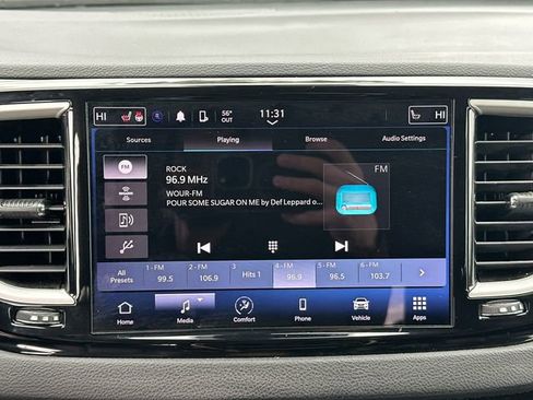 Used 2023 Chrysler Pacifica Touring-L FWD image 17