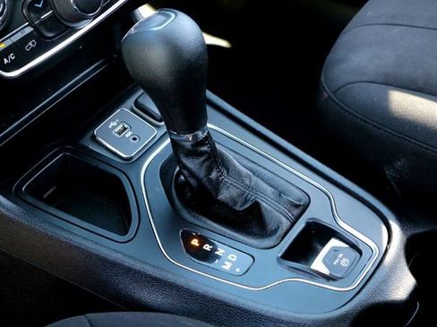 Used 2021 Jeep Cherokee Latitude FWD image 19
