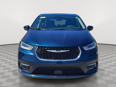 Used 2023 Chrysler Pacifica Touring-L FWD image 2