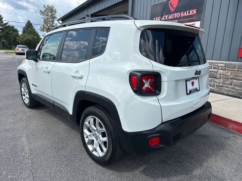 Used 2018 Jeep Renegade Latitude FWD image 3