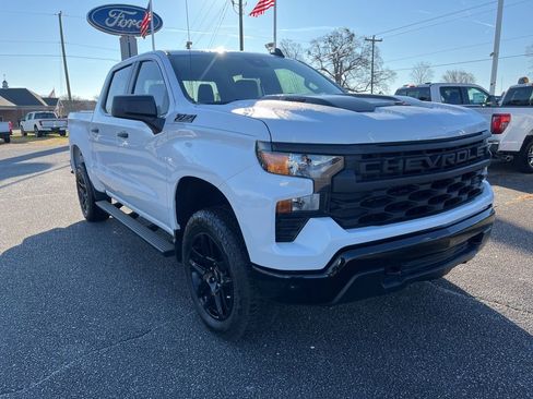 Used 2025 Chevrolet Silverado 1500 Custom Trail Boss w/ Dark Appearance Package image 3