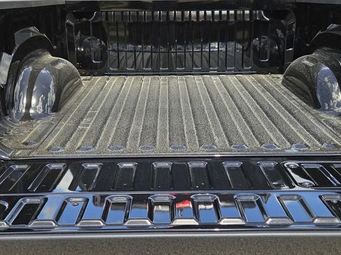 Used 2025 RAM 1500 Laramie AWD/4WD image 5