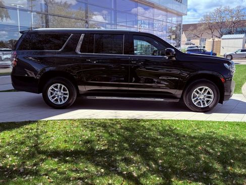 Used 2024 Chevrolet Suburban LT image 5