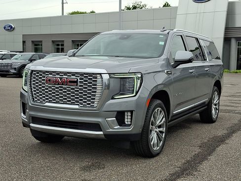Used 2023 GMC Yukon XL Denali w/ Denali Reserve Package AWD/4WD image 4