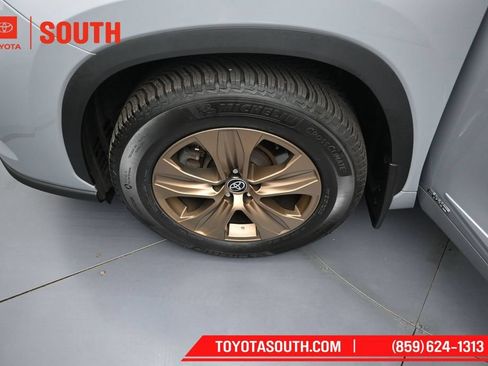 Used 2023 Toyota Highlander Bronze Edition AWD/4WD image 39