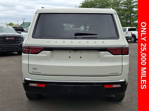 Used 2022 Jeep Wagoneer Series III w/ Premium Group I AWD/4WD image 5