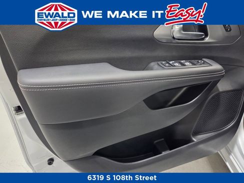 New 2026 Chrysler Pacifica Select image 8