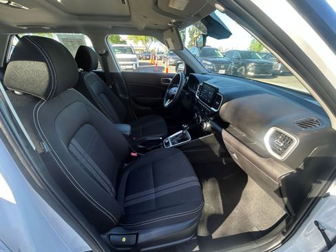 Used 2025 Hyundai Venue SEL image 36