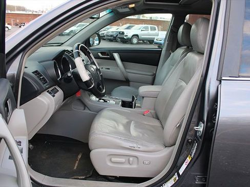 Used 2013 Toyota Highlander SE image 12