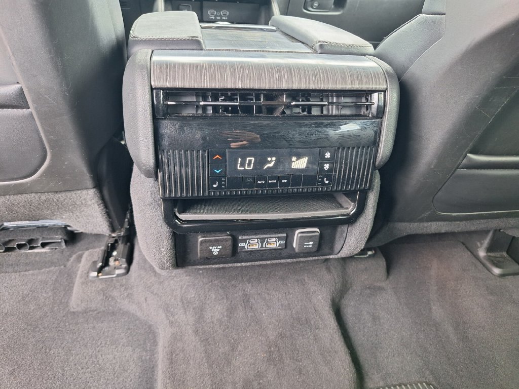 Used 2024 Jeep Wagoneer Series II w/ Flexible Seating Group RWD image 12
