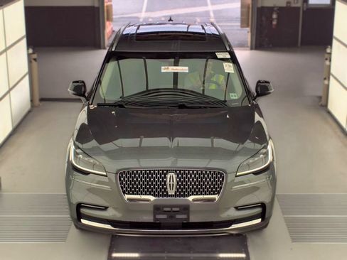 Used 2022 Lincoln Aviator AWD w/ Premium Package image 3