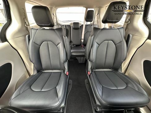 Used 2024 Chrysler Pacifica Select image 18