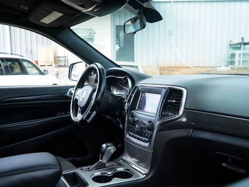 Used 2018 Jeep Grand Cherokee Laredo image 33