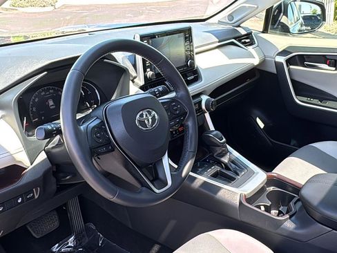 Used 2019 Toyota RAV4 Limited image 17