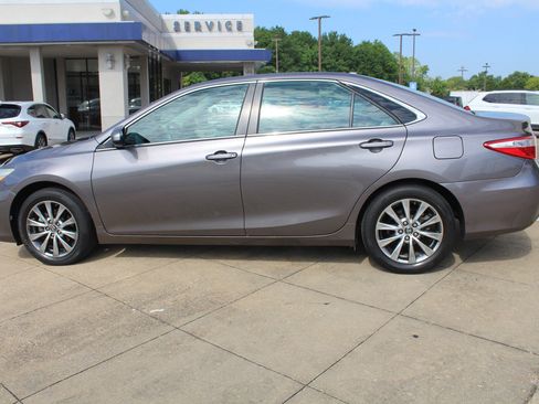 Used 2017 Toyota Camry XLE w/ Moonroof Package FWD image 7