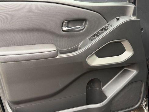 Used 2024 Nissan Frontier SV image 13