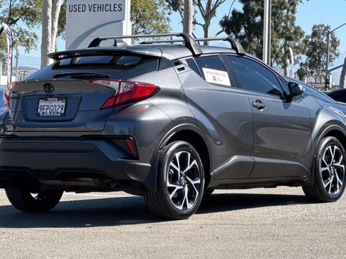 Used 2022 Toyota C-HR XLE image 4