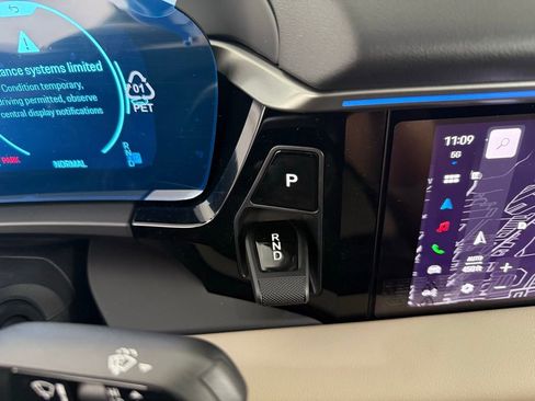 New 2025 Porsche Macan 4S Electric image 33