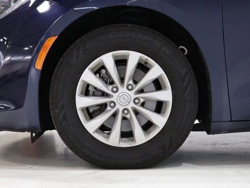 Used 2017 Chrysler Pacifica Touring-L FWD image 10