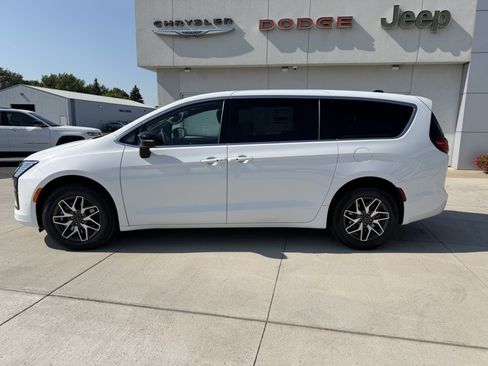 New 2027 Chrysler Pacifica Limited AWD/4WD image 5