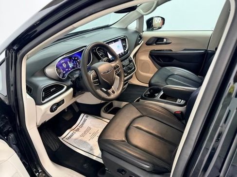 Used 2024 Chrysler Pacifica Touring-L FWD image 14