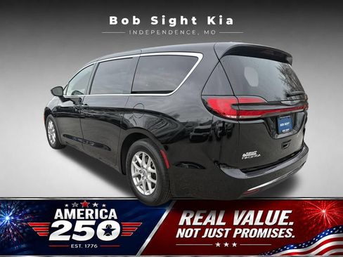 Used 2025 Chrysler Pacifica Select FWD image 9