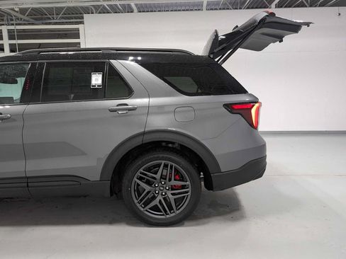 Certified 2025 Ford Explorer ST AWD/4WD image 11