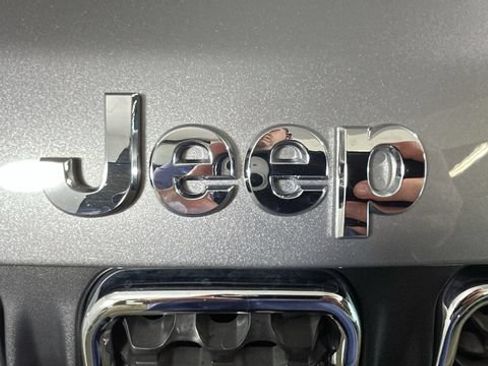 Used 2023 Jeep Compass Latitude w/ Sun and Sound Group AWD/4WD image 8