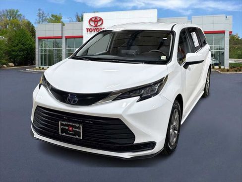 Certified 2022 Toyota Sienna LE FWD image 1