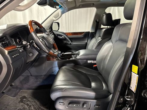 Used 2018 Lexus LX 570 4WD w/ Luxury Package image 3