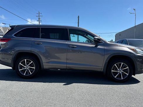 Used 2017 Toyota Highlander XLE AWD/4WD image 2