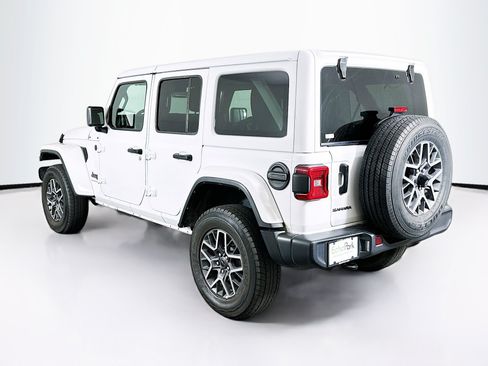 Used 2025 Jeep Wrangler Unlimited Sahara AWD/4WD image 5