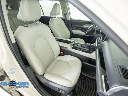 Used 2024 Toyota Grand Highlander AWD image 44