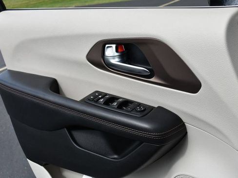 Used 2019 Chrysler Pacifica Touring-L Plus FWD image 25