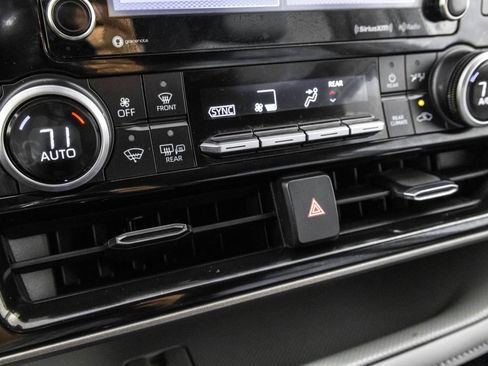 Used 2022 Toyota Highlander LE AWD/4WD image 29