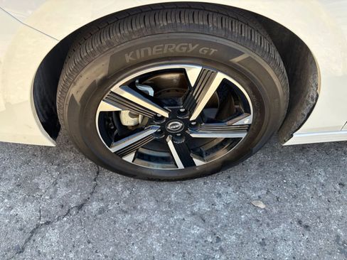 Used 2025 Nissan Sentra SV FWD image 24