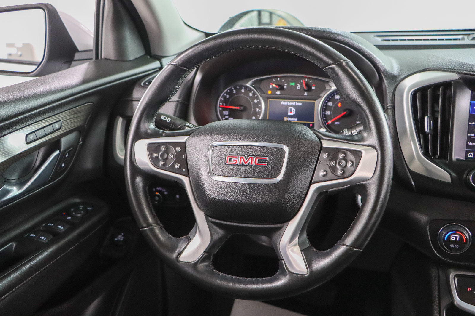 Used 2024 GMC Terrain SLT AWD/4WD image 12