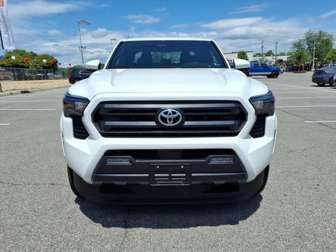 Certified 2024 Toyota Tacoma SR5 AWD/4WD image 10