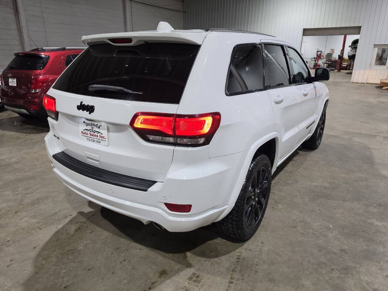 Used 2019 Jeep Grand Cherokee Altitude AWD/4WD image 11