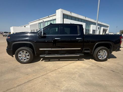 Used 2024 Chevrolet Silverado 2500 High Country w/ High Country Premium Package AWD/4WD image 2