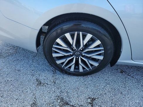 Used 2024 Nissan Altima 2.5 SV FWD image 7