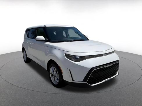 Used 2025 Kia Soul LX w/ LX Technology Package FWD image 3