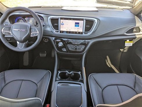 New 2026 Chrysler Pacifica Limited image 15