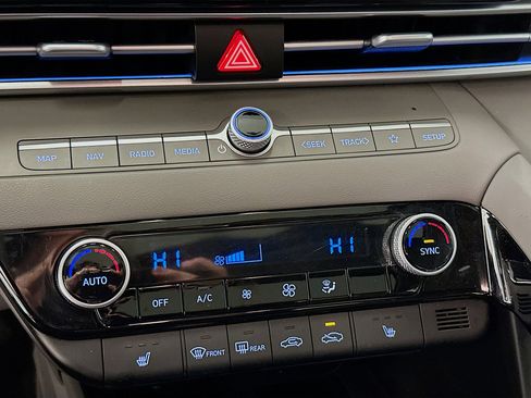 Used 2025 Hyundai Elantra SEL image 24