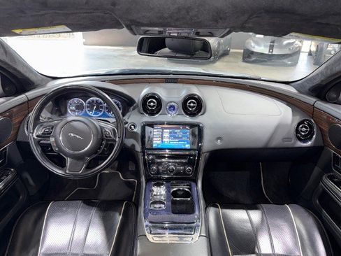 Used 2011 Jaguar XJ image 7