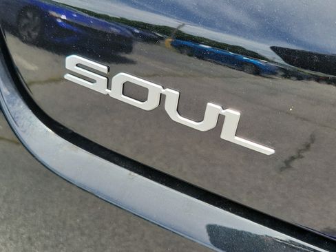 Certified 2025 Kia Soul LX w/ LX Technology Package FWD image 8
